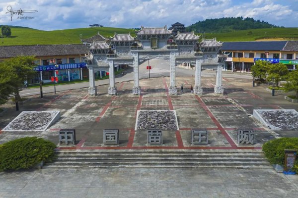 维嘉优配 偶遇这个小长假最冷清的景区，身为“苗王城”，游客却屈指可数